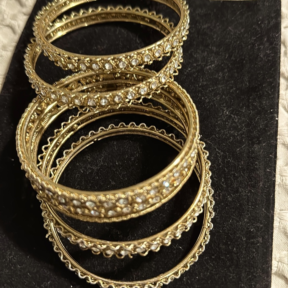 Cute gold bangle set (5) costume jewelry